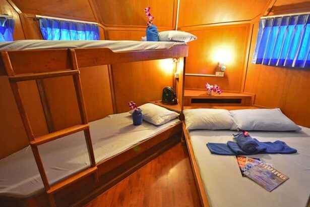Sleeping nook in Manta Queen III's master cabin with a single bunk above a neatly made bed