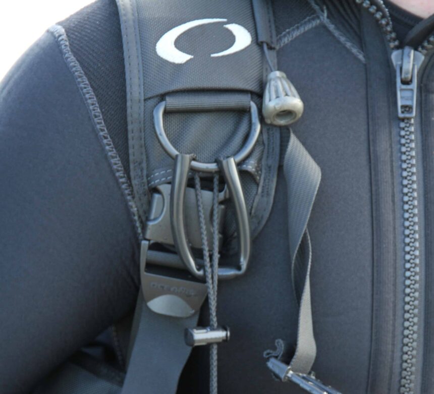 Oceanic OceanPro Shoulder D-Ring Shoulder D-ring and quick release buckle on the Oceanic OceanPro worn by our tester