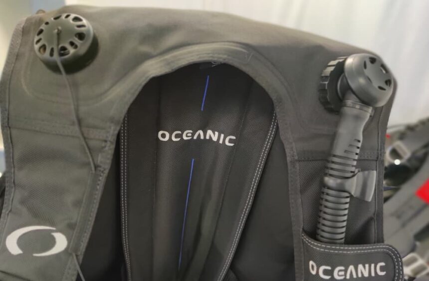 Oceanic OceanPro Dump Valves Close-up of the Oceanic OceanPro's rear dump valve and corrugated inflator hose