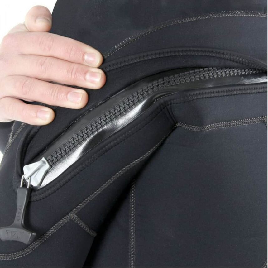 Northern Diver 7mm Zipper Detail Close-up of the sealed zipper and smooth-skin neoprene flap on the Northern Diver 7mm semi-dry wetsuit