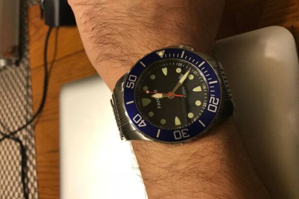 Our tester wearing the Pantor Seahorse Pro dive watch with its blue bezel and steel bracelet
