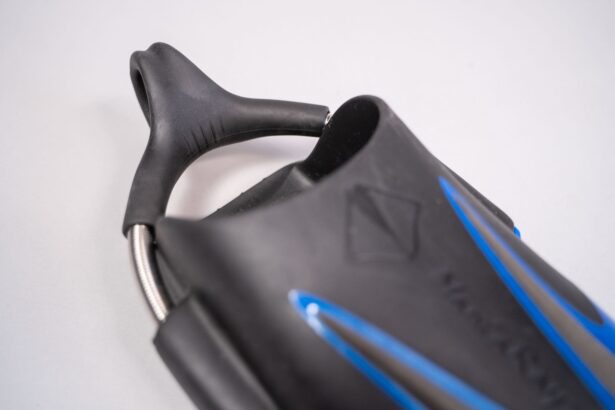 Oceanic Manta Ray fin foot pocket with its moulded heel lever and coiled spring strap