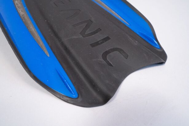 Blade tip of the Oceanic Manta Ray fin with blue side rails and moulded Oceanic lettering