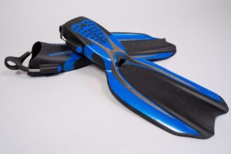 Oceanic Manta Ray open heel fins in black and blue with bungee heel straps