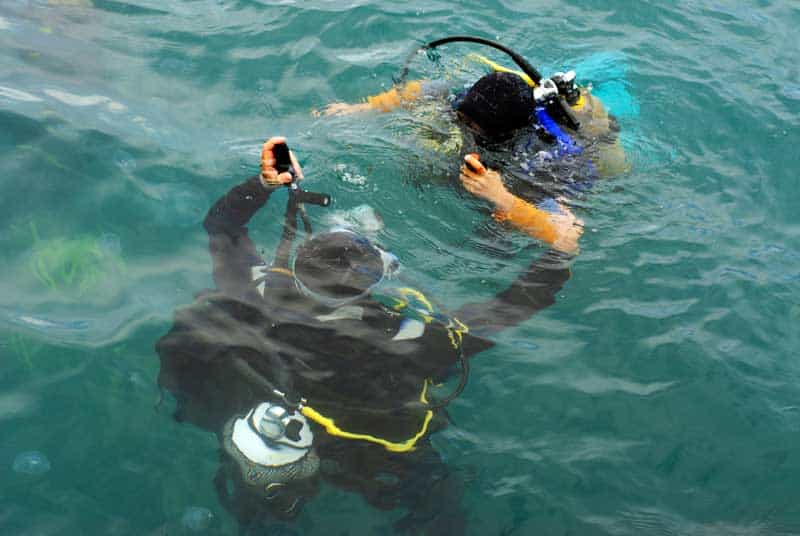 Making choices in scuba diving by default