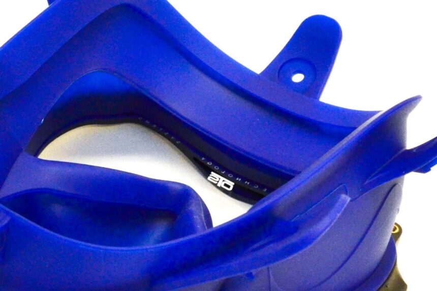 ots spectrum seal blue scuba diving mask Close-up of the blue silicone double seal skirt on the OTS Spectrum full face mask