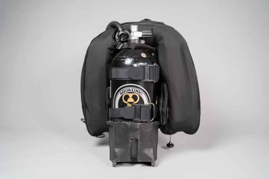 Zeagle Ranger BCD Front View Zeagle Ranger BCD seen from the front with an Aqua Lung cylinder strapped to the backplate
