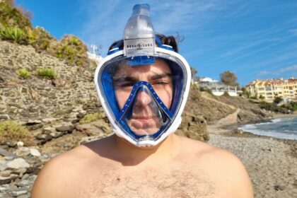 DIVEIN tester wearing the white and blue Aqua Lung Sport Smart full face snorkel mask by the sea
