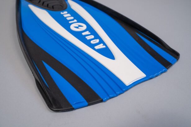 Close-up of the Aqua Lung Express fin blade in blue, white and black with the Aqua Lung logo