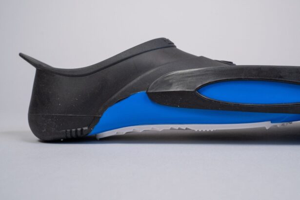 Side profile of the Aqua Lung Express full foot pocket showing the black heel over a blue sole