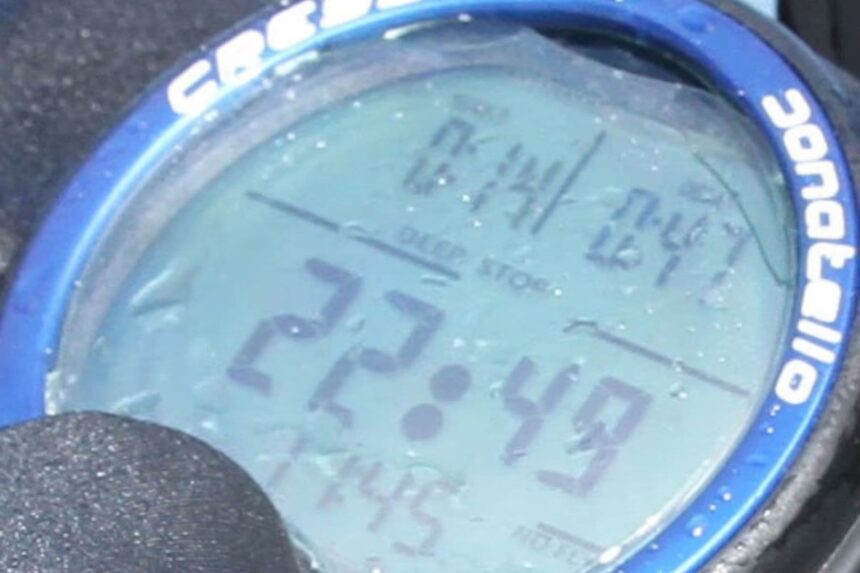 Cressi Donatello Screen in the Water Close-up of a wet blue-bezel Cressi Donatello screen showing dive time and depth readings