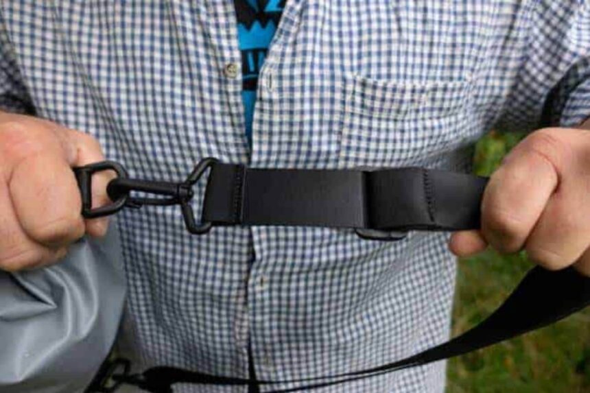 DrySåk Padded Shoulder Strap DIVEIN tester stretching out the padded shoulder strap of the Skog Å Kust DrySåk dry bag