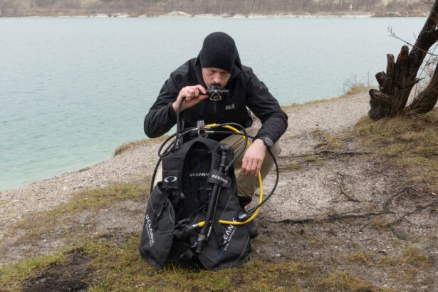 DIVEIN tester Torben blowing into the Oceanic Oceansport's oral inflator at the water's edge