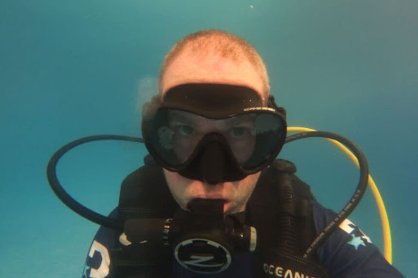 Cressi F1 Silicone Skirt Underwater DIVEIN tester underwater in the Cressi F1, its soft silicone skirt sealed against his face