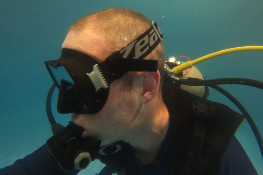 Zeagle Scope Mono Strap and Buckle Side view of our tester underwater showing the Zeagle Scope Mono's wide branded strap and buckle