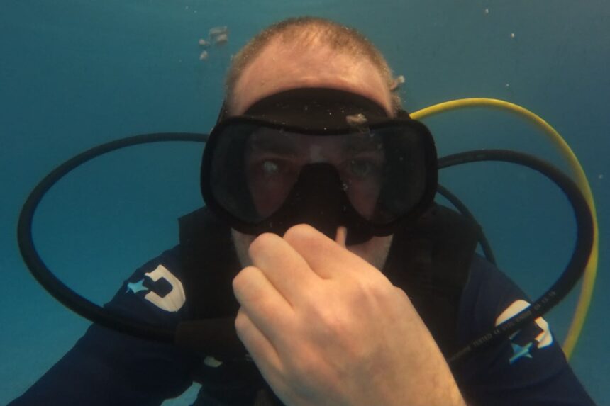Equalising in the Zeagle Scope Mono Our tester pinching the nose pocket of the Zeagle Scope Mono to equalise underwater