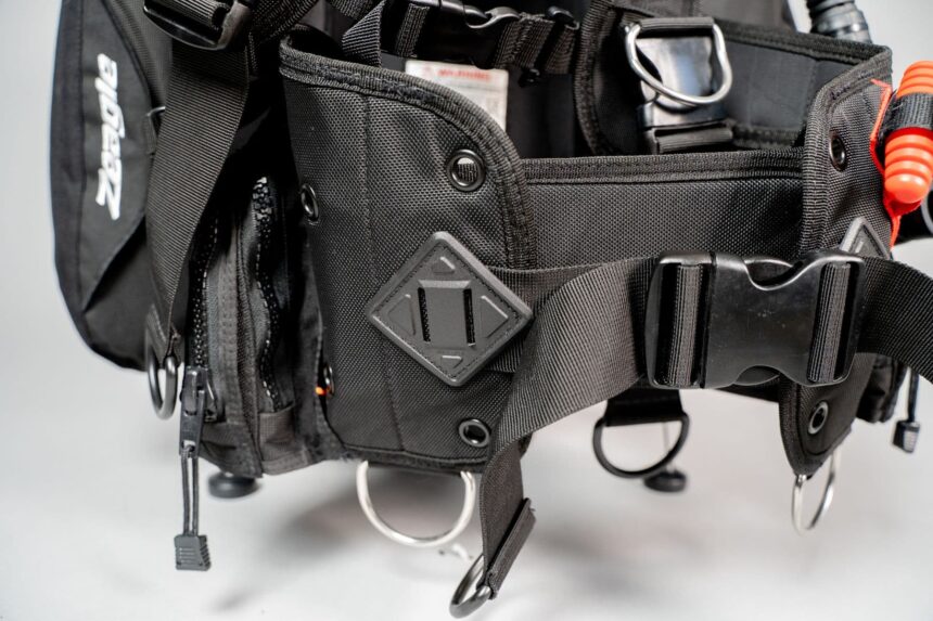 Zeagle BCD Waist And Buckle Layout Front of the Zeagle BCD showing the cummerbund, quick-release buckle, D-rings and weight pockets