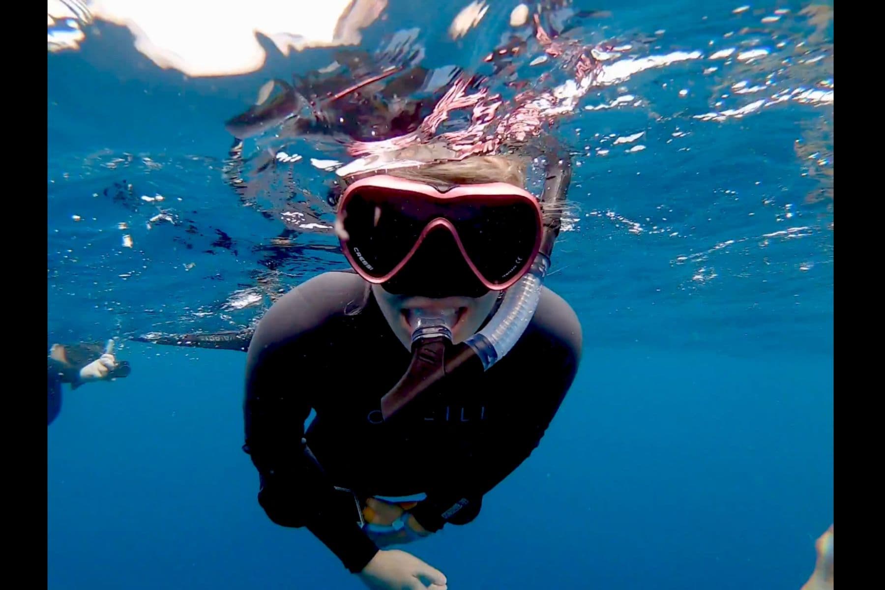 DIVEIN tester snorkeling at the surface in the pink Cressi A1 mask and snorkel