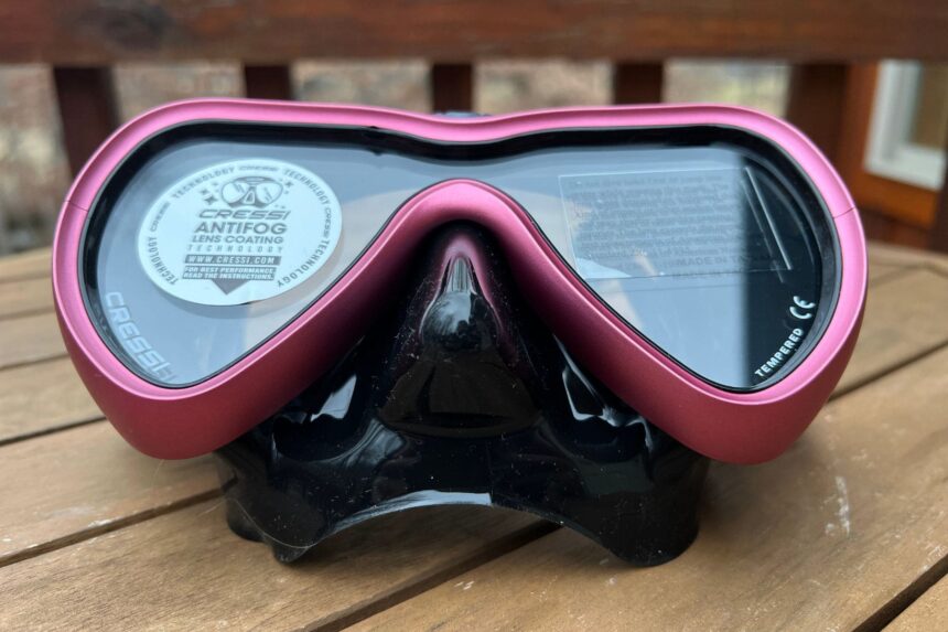 Cressi A1 Dive Mask Sticker A sticker on the lens tells divers not to scrub the mask, but does anti-fog treatment really work?