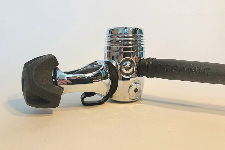 Oceanic Delta 5 eDX first stage in the yoke version with its black hand wheel