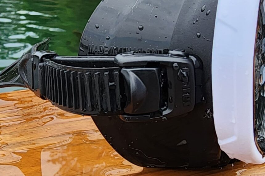 Close-up of the ratchet strap and buckle on the Mares Spyder resting on a wet dock