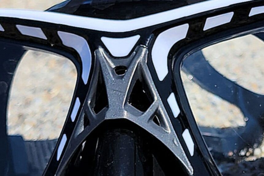Close-up of the vented frame bridging the two lenses of the Mares Spyder