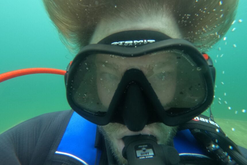Front view of the Atomic Aquatics Venom frameless mask and its wide single lens