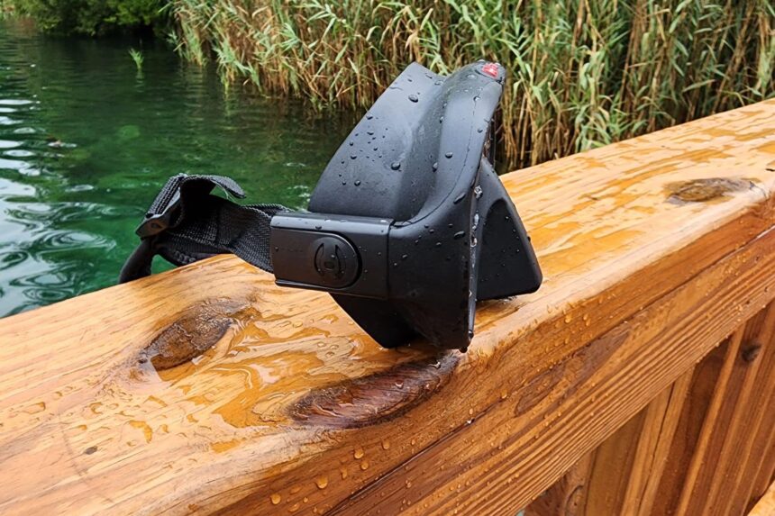 The low-profile Hollis M1 features a large nose pocket and quick-adjust buckles, making it easy to find the perfect fit.