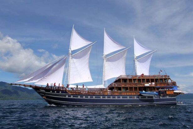 side view of the Amira liveaboard under full sail