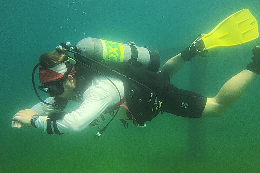DIVEIN tester swimming neutrally buoyant in the Aqualung Axiom i3+ with a nitrox tank