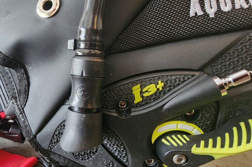 Corrugated hose feeding into the i3+ control housing on the Aqualung Axiom BCD