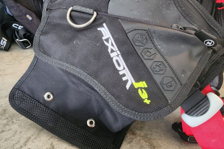 Drop down cargo pocket and stainless D-ring on the hip of the Aqualung Axiom i3+