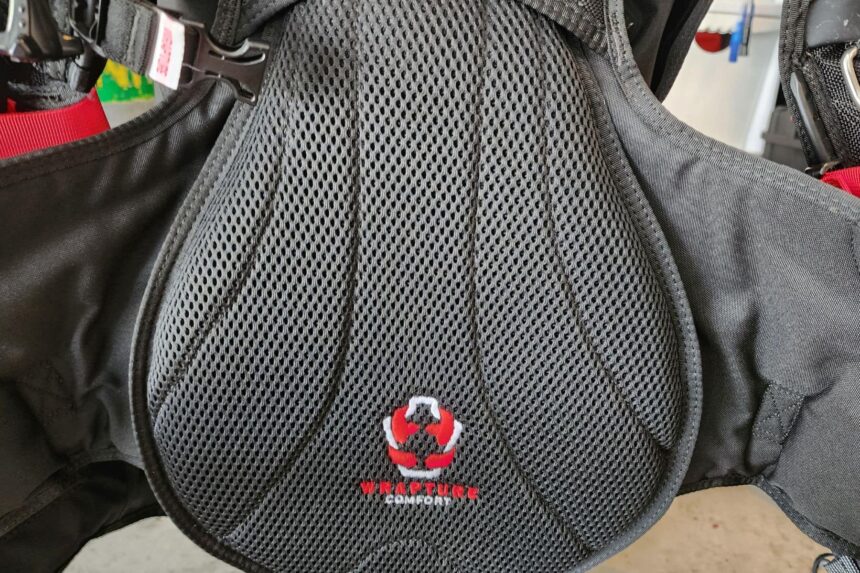 Padded mesh back panel of the Aqualung Axiom i3+ BCD with the Wrapture Comfort logo stitched in the center