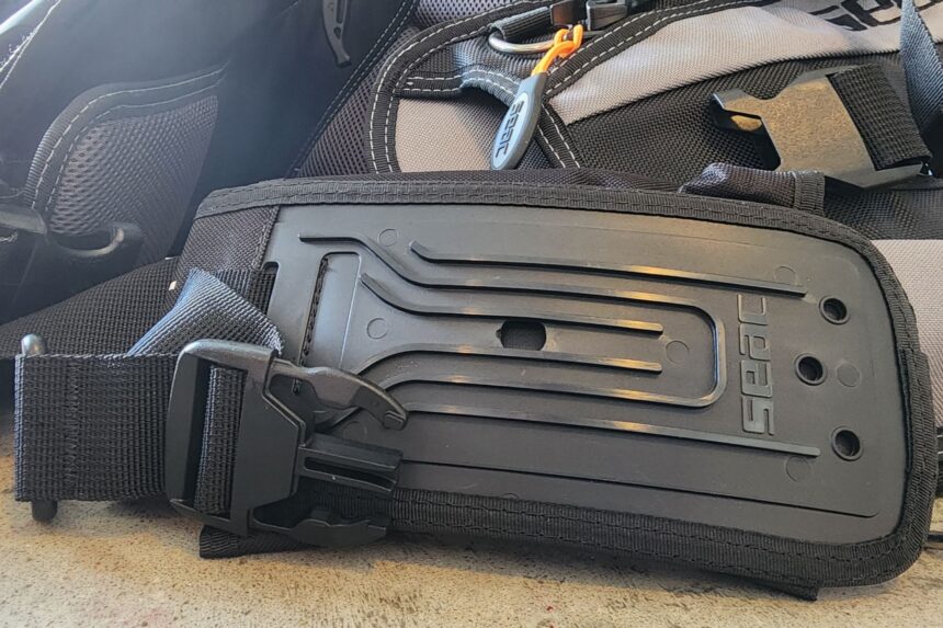 Close-up of a SEAC EQ-Pro integrated weight pocket and its quick release buckle on the waist strap