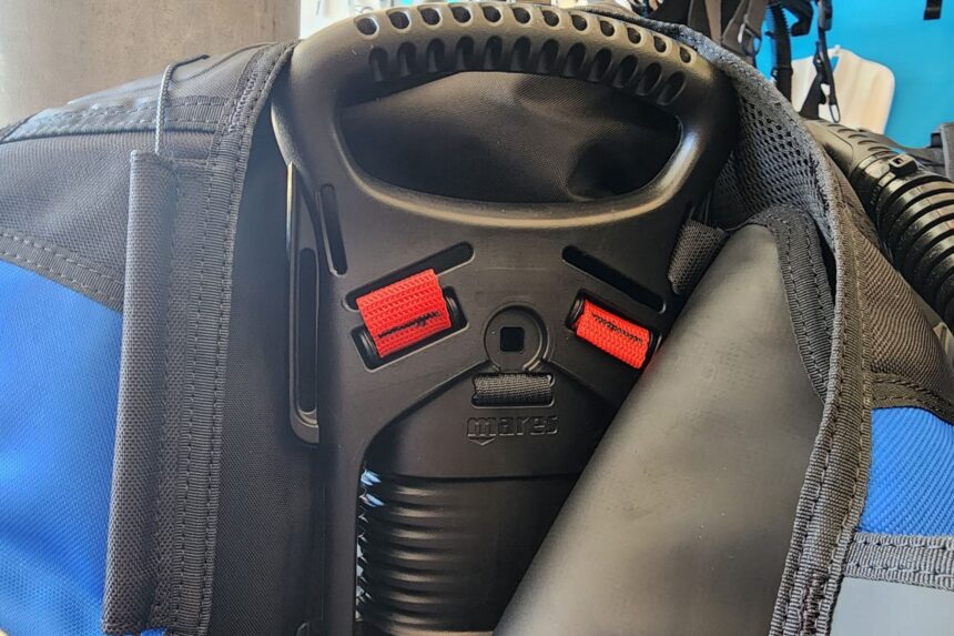 Close-up of the molded black back section of the Mares Prestige SLS with two red release tabs