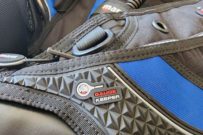 Gauge keeper tab and D-ring on the shoulder of the Mares Prestige SLS BCD