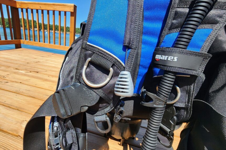Stainless steel D-ring and quick release buckle on the shoulder of the Mares Prestige SLS on a dock