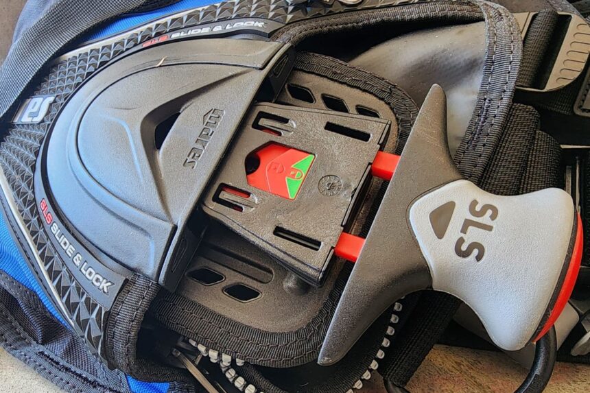 Mares Prestige SLS weight pocket pulled open to show the locking plate and its red and green indicator