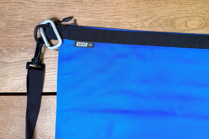 Stahlsac Abyss Closure Detail Close-up of the Stahlsac Abyss dry bag's carabiner clip and roll-top closure