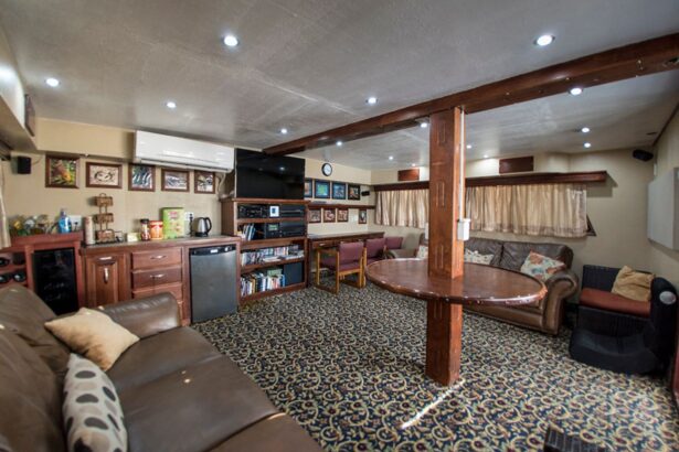 Salon lounge on the Rocio del Mar with leather couches and a TV