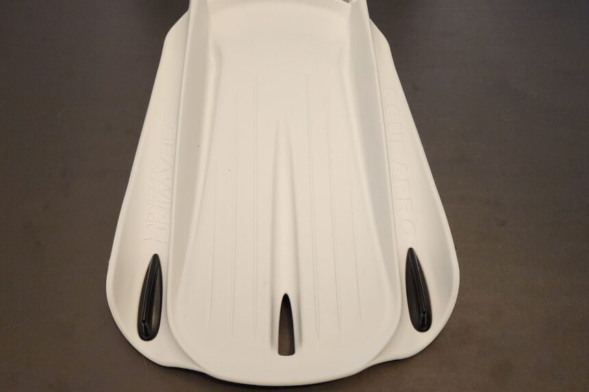 Top view of the white ScubaPro Seawing Supernova blade with black winglets along the tip edges