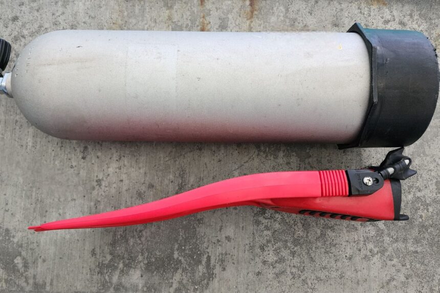 Dive Rite XT fin laid alongside an aluminum 80 cylinder to show its blade length