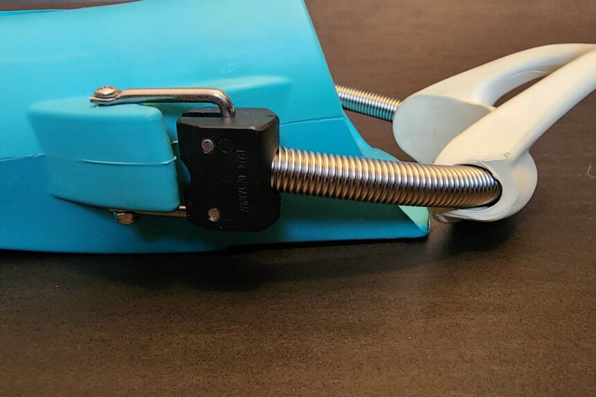 Stainless spring strap and white rubber pull tab on the heel of the Fourth Element Tech fin