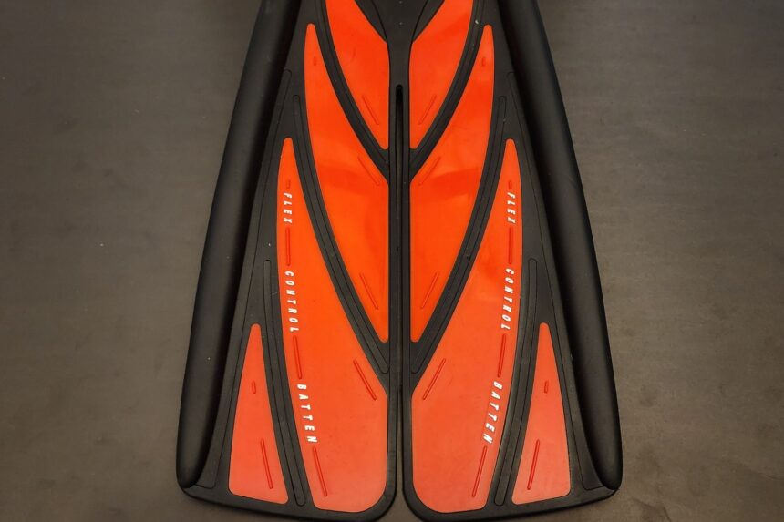 Top-down view of the split blades and flex control battens on a pair of Atomic Aquatics SplitFins
