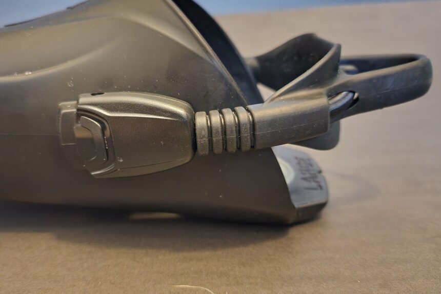 Quick-release buckle and bungee heel strap on a large ScubaPro S-Tek fin