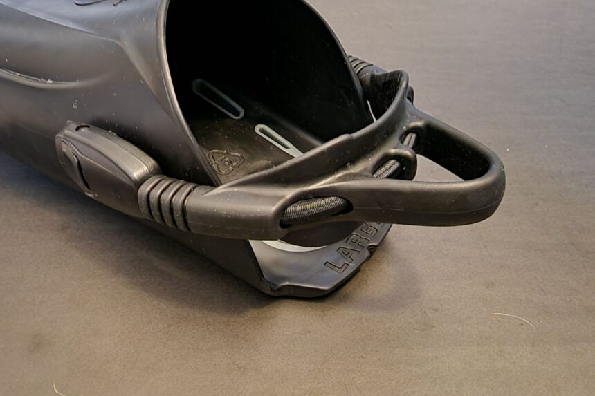 Open foot pocket and bungee heel strap of the ScubaPro S-Tek fin seen from the heel