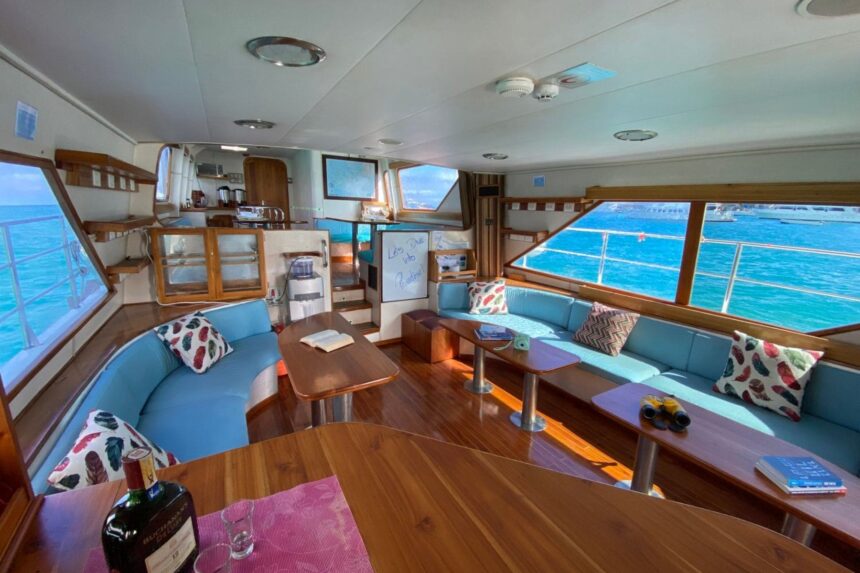 lounge area with blue seating and a wet bar aboard the Nortada