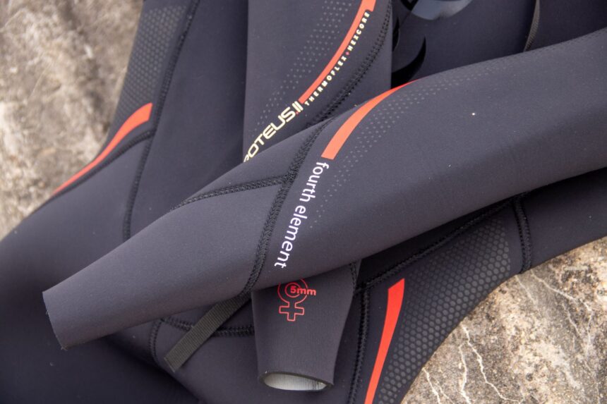 Close-up of the double glued seams and 5 mm marking on the Fourth Element Proteus II sleeve