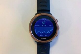 Suunto D5 showing a logged scuba dive with depth profile graph, max depth and water temperature