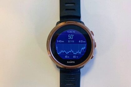 Suunto D5 showing a logged scuba dive with depth profile graph, max depth and water temperature